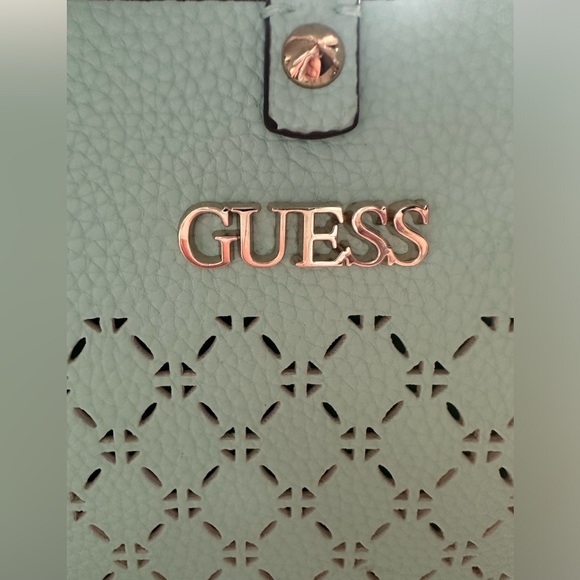 Guess 2-in-1 Amara Crossbody 🩵 - Picture 3 of 8
